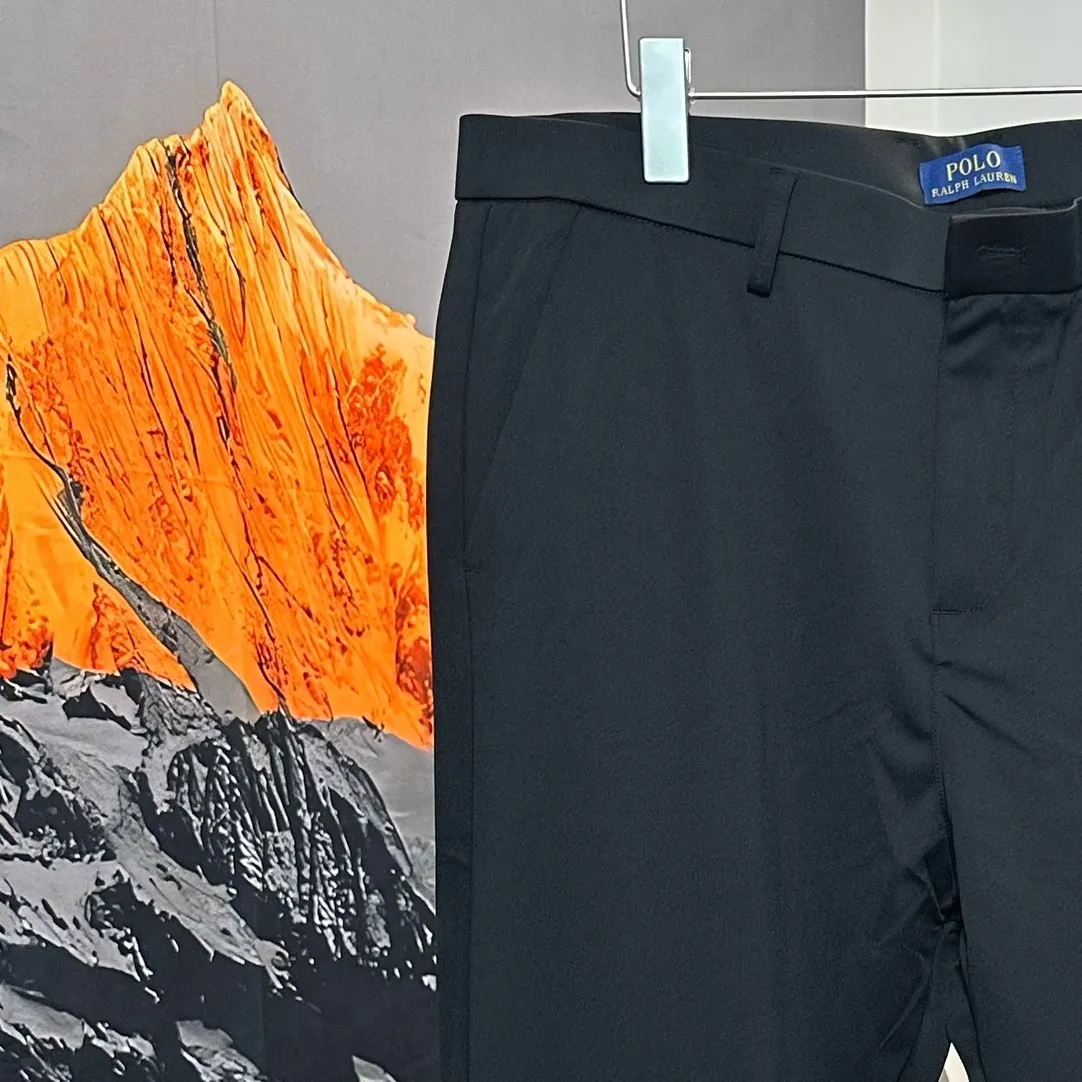 P210 Ralph Lauren/Polo men's business casual trousers, men's high-end business casual trousers, imported and selected 100% eco-friendly cotton fabrics for customers... Various rough and inferior fabrics imitated from polyester, chemical fiber, and nylon on the market, with real comfort and texture beauty, excellent skin-friendliness, superior breathability, and good thermal insulation effect. The texture structure restores the pure and rustic nature of cotton. It is visually very attractive and full of artistic conception! Customized original hardware The designer of this item has weakened the strong sense of fashion to a certain extent. It is derived from the improved design of formal trousers. It has a distinctive charm and is in line with modern urban aesthetics! There is no pressure to match. It is recommended that you buy a few for leisure! Soft, delicate and skin-friendly! Excellent quality, fine workmanship, simple and elegant style, perfect product. Waist, hip, trouser length, thigh circumference M.          71.  106. 96.   64 L 75 110 99 67 XL 79 116 102 70 2XL 83 121 105 72.5 Trial weight L. 120-150 catties Male: Height 175 and 172 pounds. Try on XL slim fit and XXL loose fit.